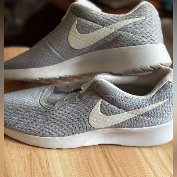 Nike White and Gray Women’s Sneakers Size 8 - Picture 3 of 11